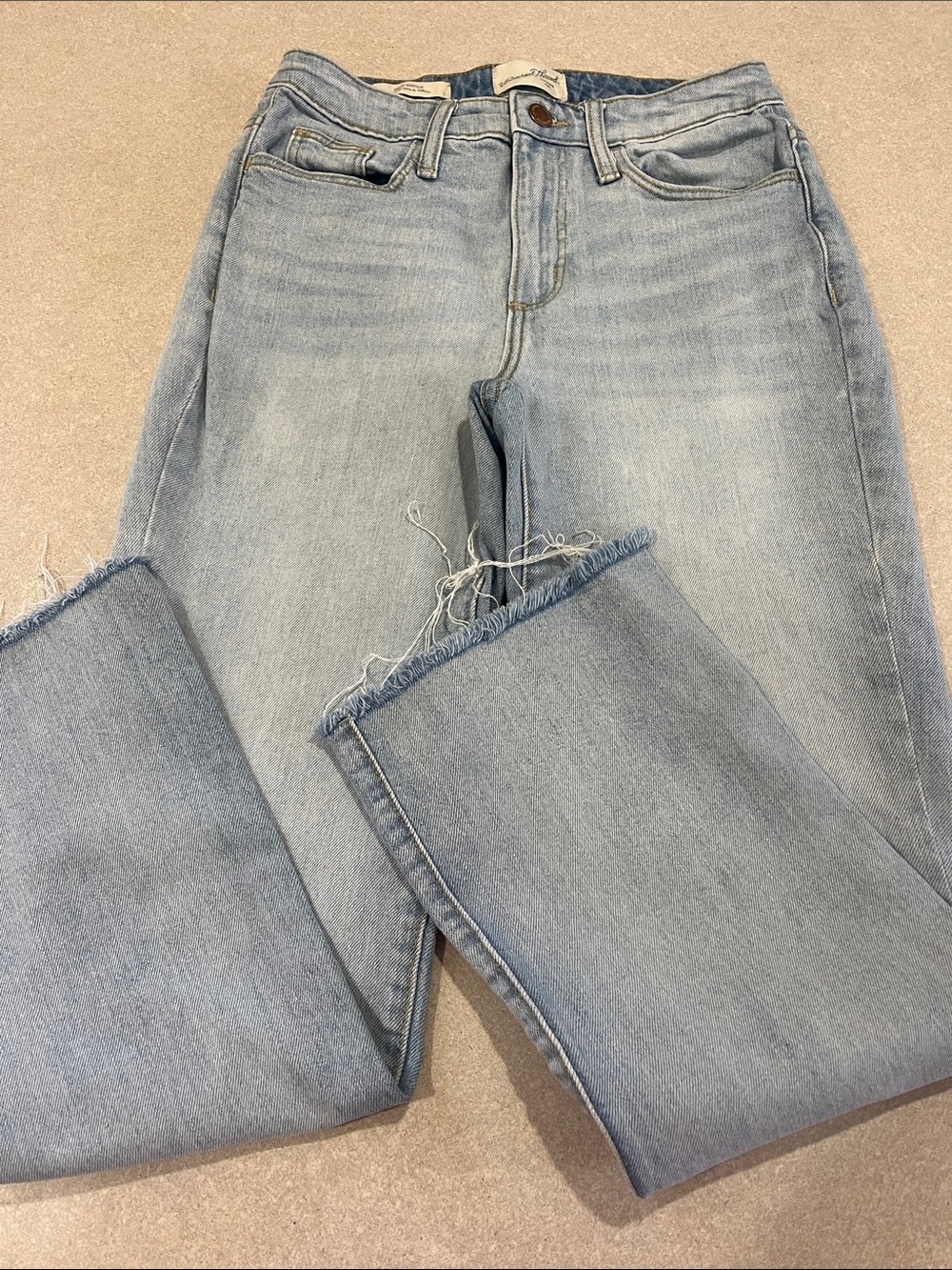 Universal Thread Light Blue Cropped Jeans with Frayed Hem
